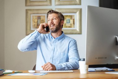 Yakışıklı iş adamının bilgisayarının arkasında otururken ve evden telefon açarken vurulması. Merkez Ofis.