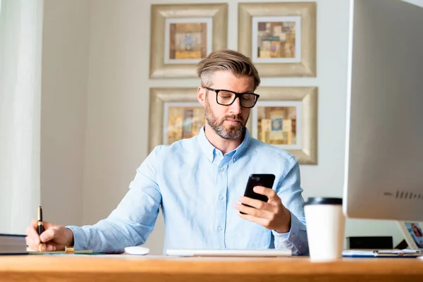 Bonito Camareiro Usando Seu Telefone Celular Mensagens Texto Enquanto Sentado — Fotografia de Stock