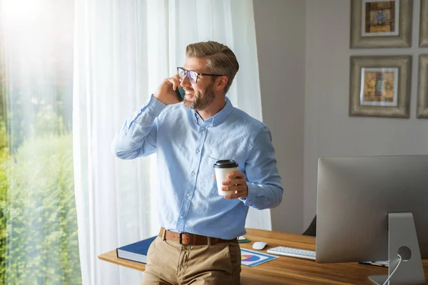 Tiro Empresário Bonito Sentado Mesa Conversando Com Alguém Seu Telefone — Fotografia de Stock