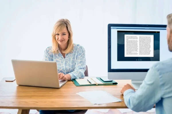 Tiro Mulher Negócios Feliz Trabalhando Laptop Enquanto Seu Colega Sentado — Fotografia de Stock