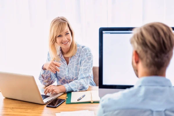 Skjuten Glada Affärskvinna Som Arbetar Laptop Medan Hennes Kollega Sitter — Stockfoto