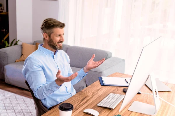 Aufnahme Eines Geschäftsmannes Der Hinter Seinem Laptop Sitzt Und Diskussionen — Stockfoto