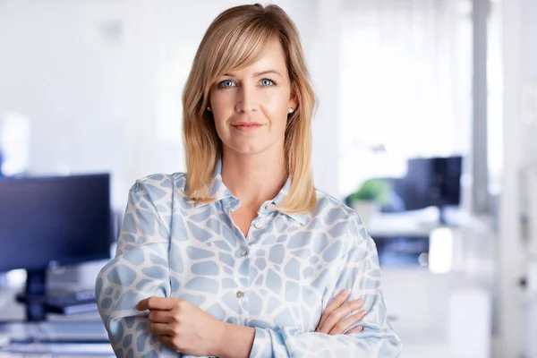 Aufnahme Einer Schönen Blondhaarigen Geschäftsfrau Die Mit Verschränkten Armen Büro — Stockfoto