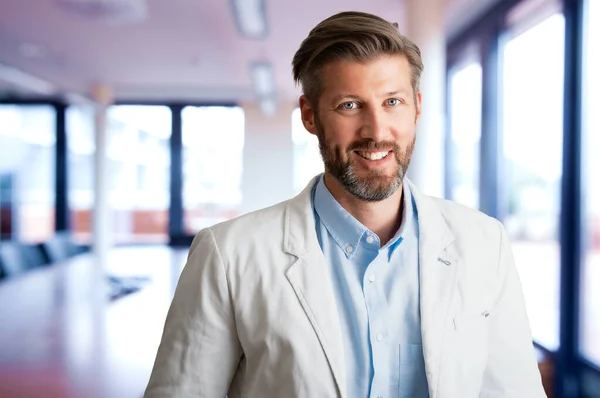 Retrato Hombre Negocios Guapo Usando Camisa Traje Mientras Estaba Sala — Foto de Stock