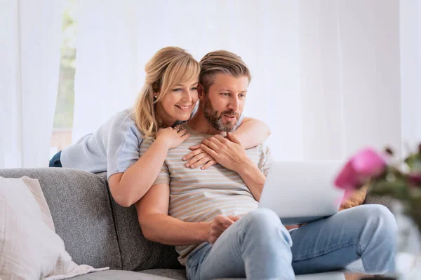 Shot Pareja Encantadora Relajarse Sofá Casa Uso Computadora Portátil Mientras —  Fotos de Stock