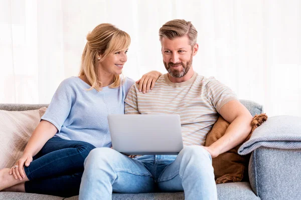 Shot Lovely Couple Relaxing Couch Home Using Laptop While Browsing — Stock Photo, Image