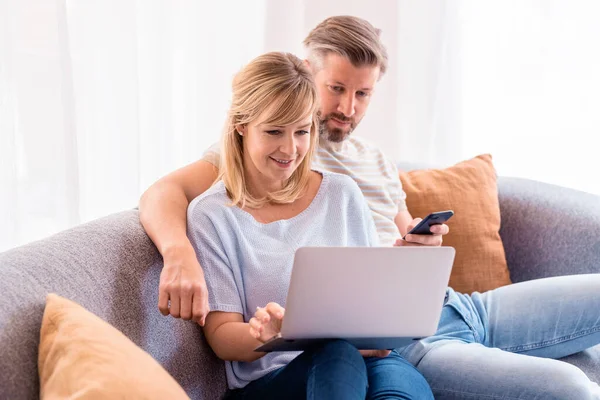 Tiro Casal Relaxando Juntos Sofá Casa Mulher Usando Laptop Navegação — Fotografia de Stock