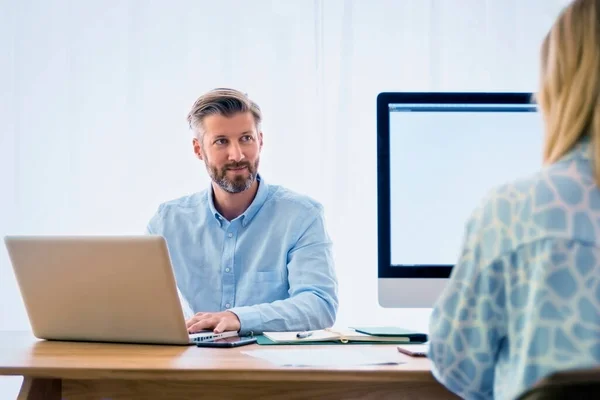 Uomo Affari Felice Utilizzando Computer Portatile Mentre Suoi Colleghi Seduti — Foto Stock