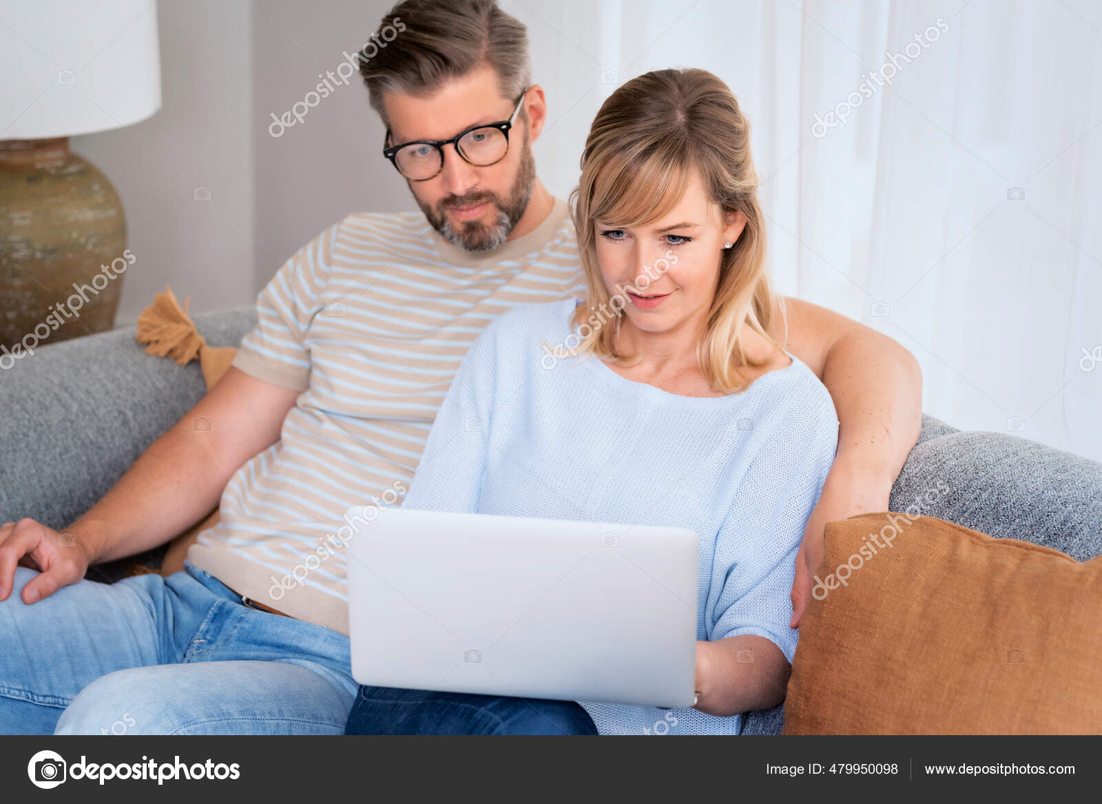 Shot Pareja Encantadora Relajarse Sofá Casa Uso Computadora Portátil Mientras: fotografía de stock © gzorgz #479950098 | Depositphotos Shot Pareja Encantadora Relajarse Sofá Casa Uso Computadora Portátil Mientras: fotografía de stock © gzorgz #479950098 | Depositphotos