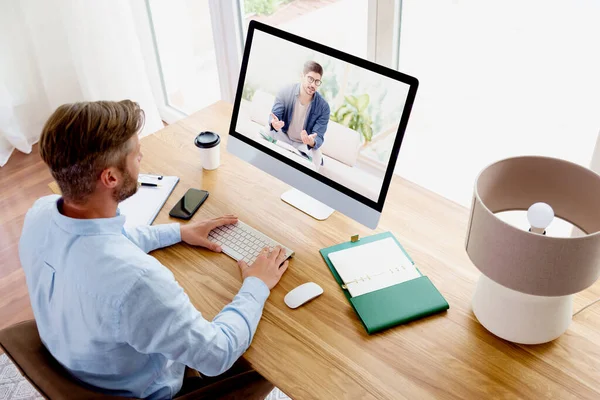 Zdjęcie Biznesmena Siedzącego Komputerem Dyskutującego Spotykającego Się Online Rozmowie Wideo — Zdjęcie stockowe