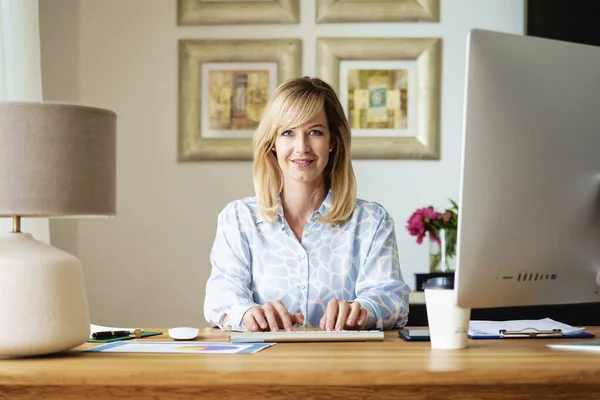 Zelfverzekerde Zakenvrouw Die Achter Haar Computer Zit Werkt Binnenlandse Zaken — Stockfoto