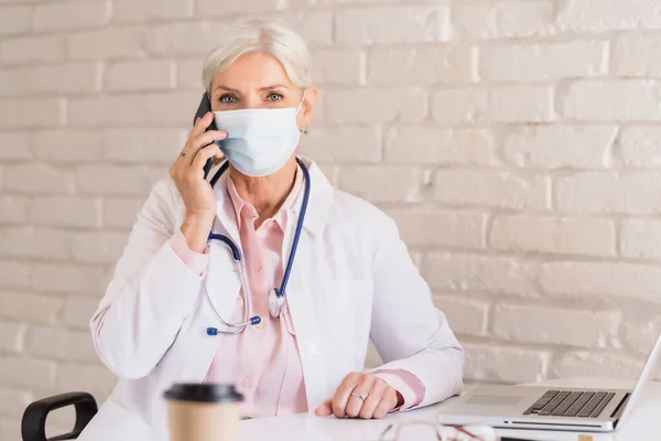 Aufnahme Einer Leitenden Ärztin Mit Gesichtsmaske Während Eines Telefonats Der — Stockfoto