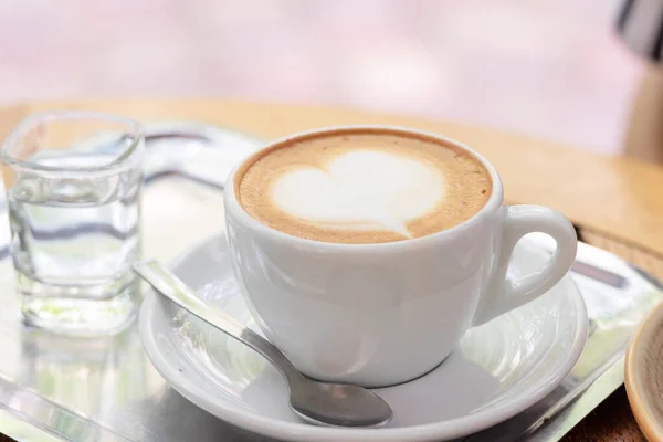 Espressokaffee Weißer Tasse Auf Dem Tablett Mit Einem Glas Wasser — Stockfoto