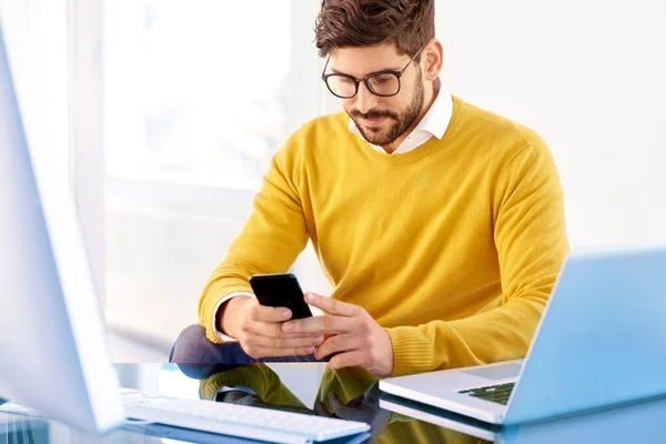 Retrato Foto Jovem Empresário Casual Usando Seu Telefone Celular Mensagens — Fotografia de Stock