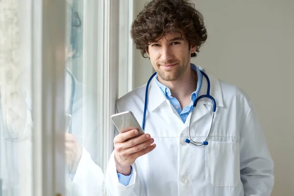 Tiro Recortado Jovem Médico Enviar Mensagens Num Telemóvel Seu Escritório — Fotografia de Stock