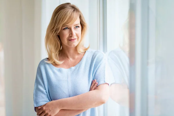 Porträt Einer Schönen Blondhaarigen Frau Die Fenster Steht Und Träumt — Stockfoto