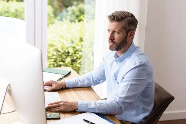 Empresario Sentado Escritorio Detrás Computadora Mientras Trabaja Desde Casa — Foto de Stock