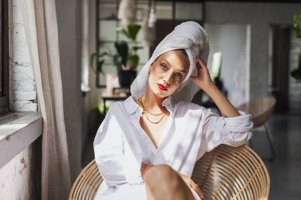 Retrato Linda Jovem Mulher Vestindo Camisa Branca Toalha Turbante Cabeça — Fotografia de Stock