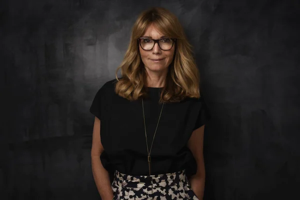 Retrato Estudio Una Mujer Mediana Edad Sonriente Pie Sobre Fondo —  Fotos de Stock