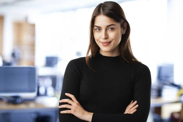 Retrato Una Mujer Negocios Sonriente Vistiendo Ropa Casual Mientras Estaba —  Fotos de Stock