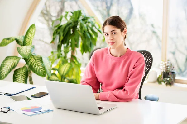 一个微笑的女商人坐在办公桌前 在笔记本电脑上工作 总部办公室 — 图库照片