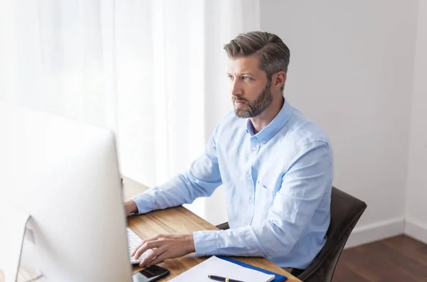 Aufnahme Eines Denkenden Geschäftsmannes Der Hinter Seinem Computer Sitzt Und — Stockfoto