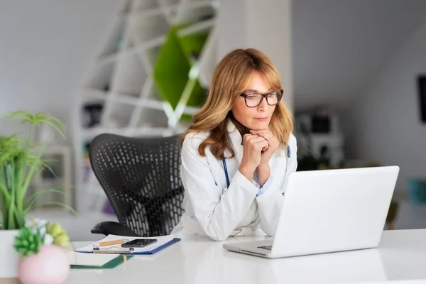 Pensando Trabalhador Saúde Feminino Fazendo Alguma Papelada Usando Laptop Enquanto — Fotografia de Stock