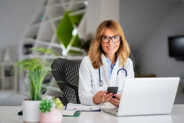 Gülümseyen Kadın Sağlık Çalışanı Kağıt Işleriyle Uğraşıyor Doktorun Ofisinde Çalışırken — Stok fotoğraf