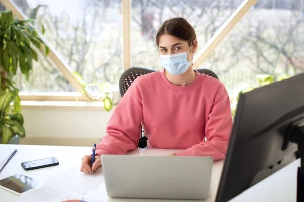 Ung Affärskvinna Sitter Bakom Sin Laptop Och Dator Medan Bär — Stockfoto