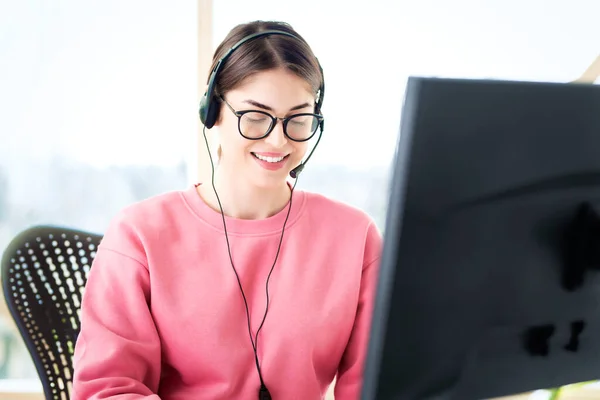 Joven Mujer Negocios Con Auriculares Hablando Por Llamada Telefónica Mientras —  Fotos de Stock