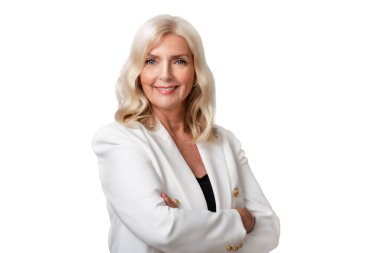 Stüdyo portresi gülen gri saçlı yaşlı kadın izole beyaz arka planda duruyor. Boşluğu kopyala. 