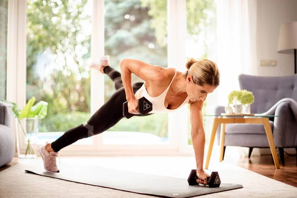 Evde Vücut Egzersizi Yaparken Bir Kadının Dambıl Kullanması Yoga Minderinde — Stok fotoğraf