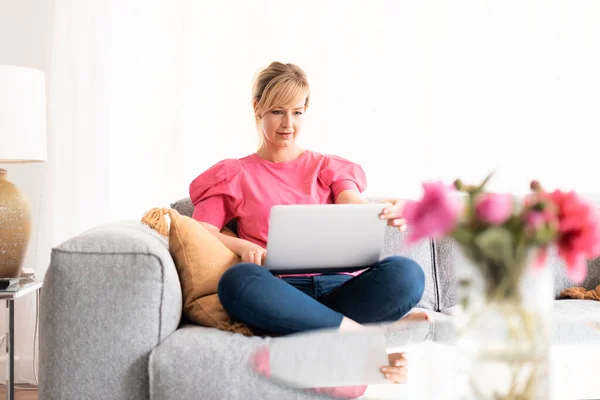 Shot Middle Aged Businesswoman Using Laptop While Sitting Couch Home — Stock Photo, Image