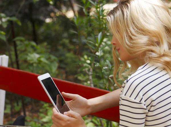 Bella giovane donna con tablet — Foto Stock