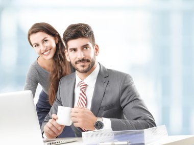 Dizüstü bilgisayar ile iş ortakları