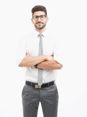 Çapraz kollu genç iş adamı