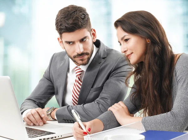 Parceiros de negócios com laptop — Fotografia de Stock