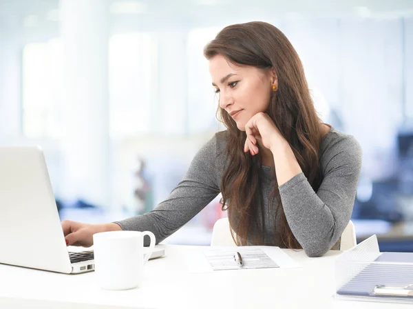 Hermosa mujer de negocios trabajando —  Fotos de Stock