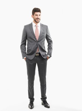 Elleri cebinde olan genç işadamı