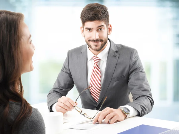 Socios comerciales con laptop — Foto de Stock