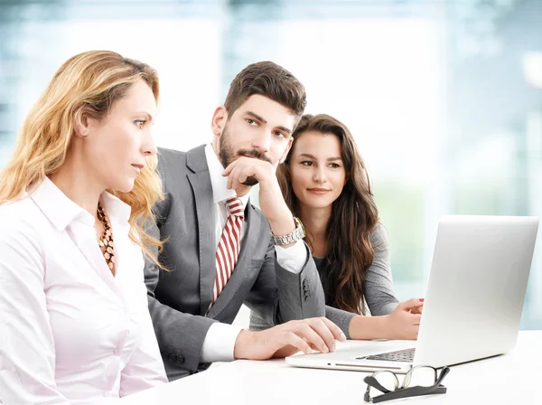 Business-Team mit Laptop — Stockfoto