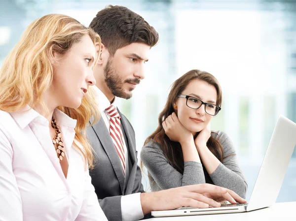 Trabalho em equipe com laptop no escritório — Fotografia de Stock