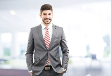 yakışıklı gülümseyen iş adamı