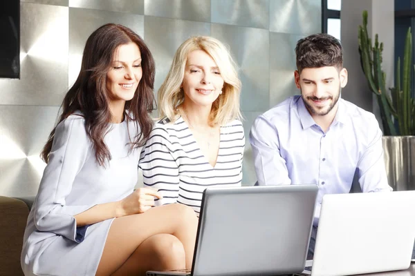 Gente de negocios consultando — Foto de Stock