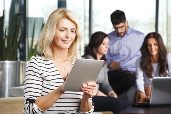 Zakenvrouw met digitale tablet — Stockfoto