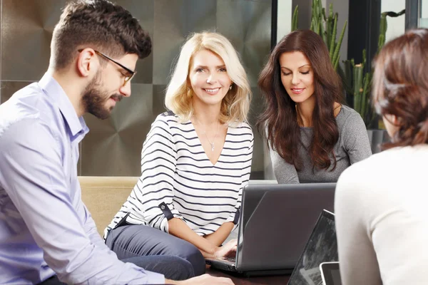 Geschäftsteam arbeitet — Stockfoto