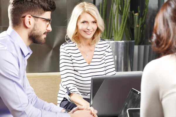 Verkaufsteam bei der Arbeit — Stockfoto