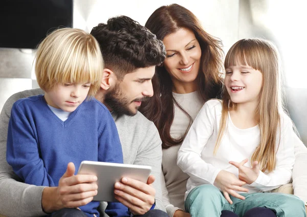 Lycklig familj använder tablet — Stockfoto