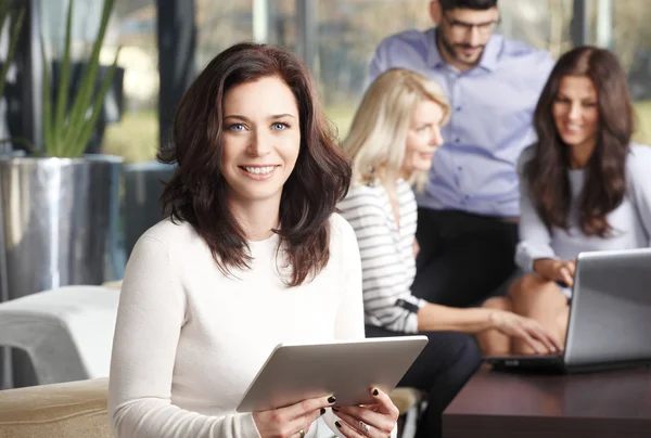 Tabletli iş kadını