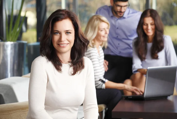 Mulher de negócios com equipe — Fotografia de Stock